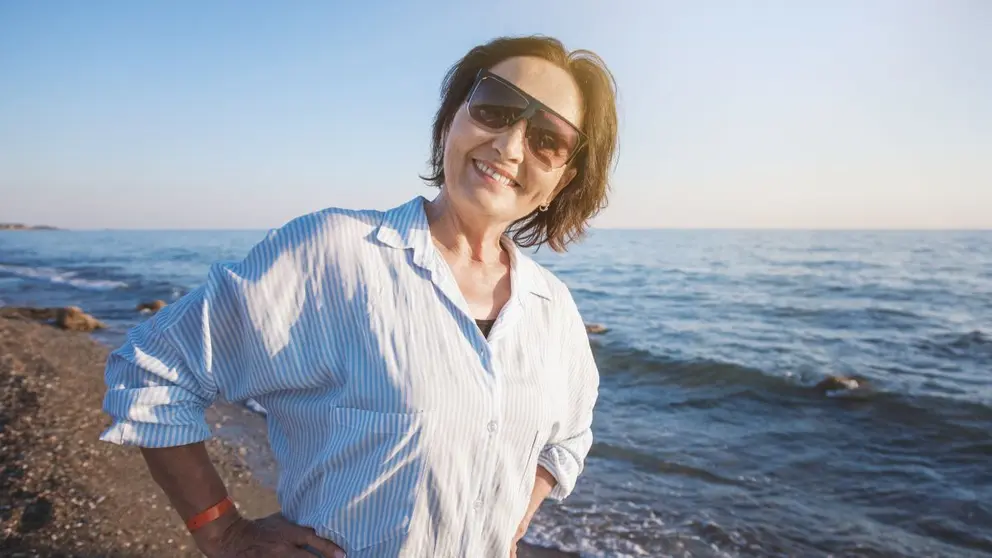 Mujer jubilada disfruta de su pensi&oacute;n de vacaciones en la playa