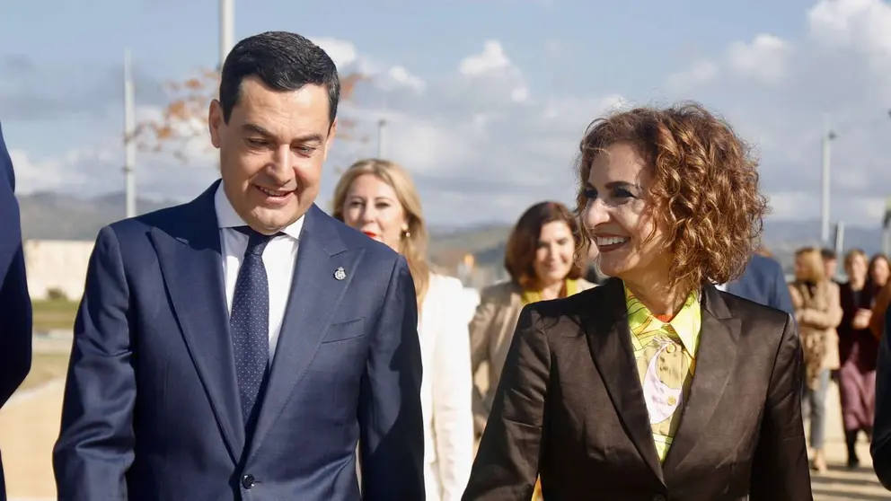 Juanma Moreno y Mar&iacute;a Jes&uacute;s Montero