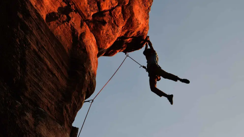 Un monta&ntilde;ista en una foto de archivo