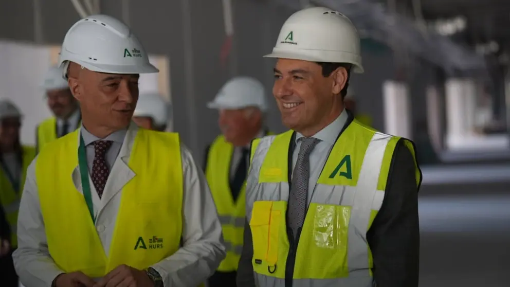 Juanma Moreno, durante su visita al Hospital Reina Sof&iacute;a de C&oacute;rdoba