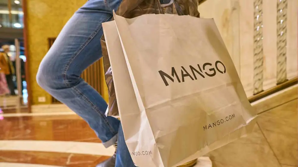 Bolsa de compra de Mango en centro comercial