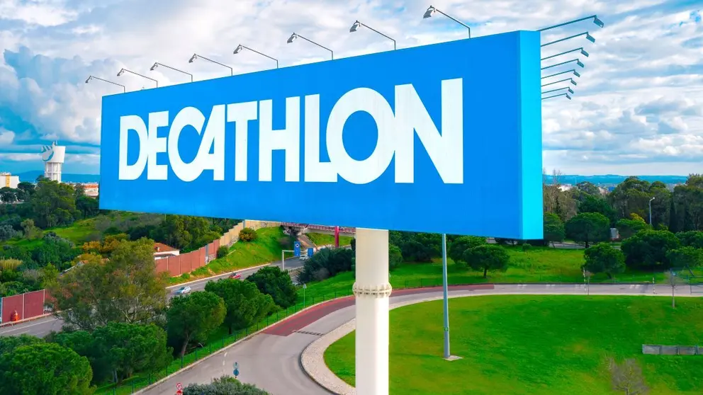 Cartel anunciador de Decathlon