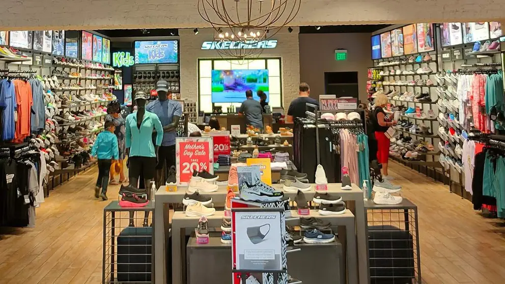 Interior de tienda Skechers
