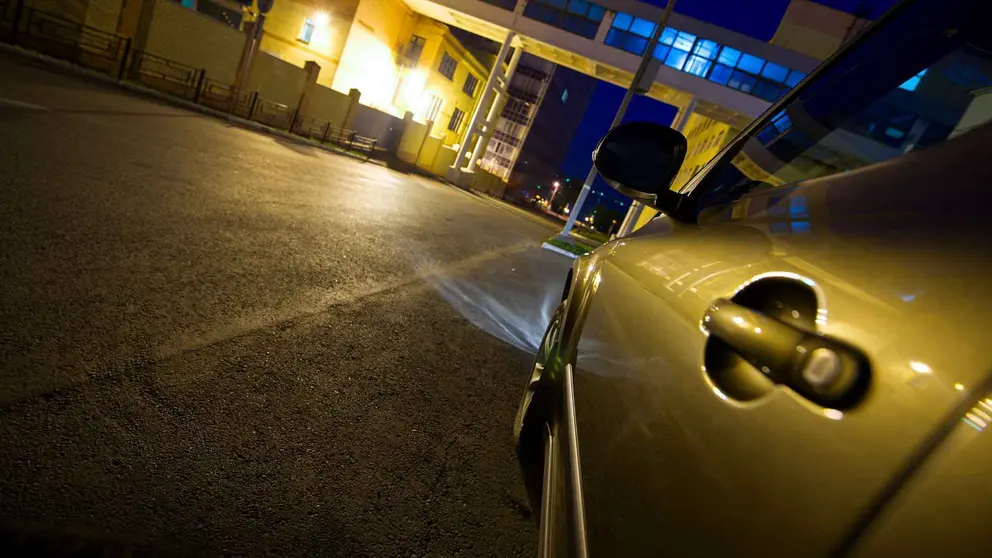 Un coche circulando de madrugada