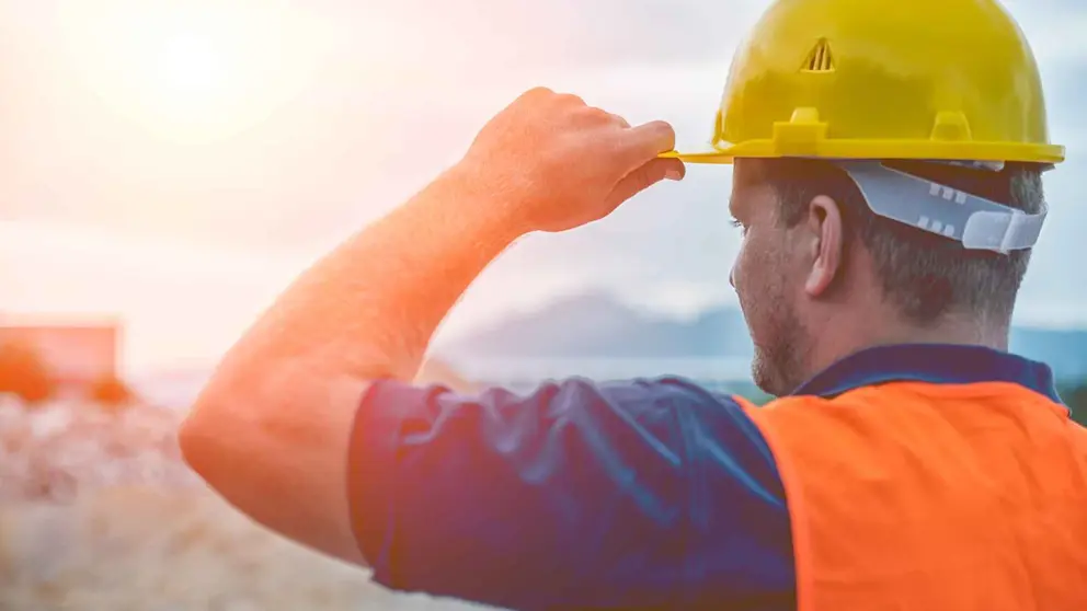 Un alba&ntilde;il en una foto de archivo