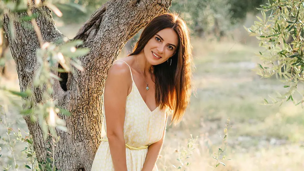 Una mujer a la moda con prendas de Sfera