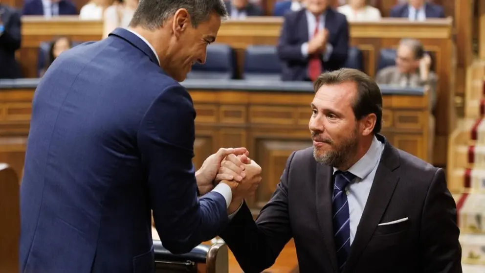 El ministro &Oacute;scar Puente saluda a Pedro S&aacute;nchez