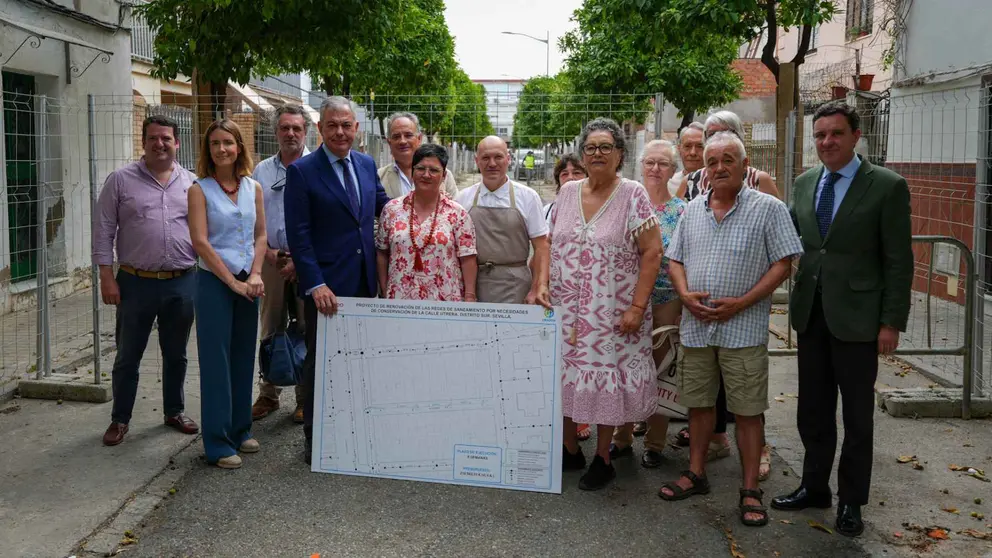 Jos&eacute; Luis Sanz supervisa los trabajos en la calle Utrera | Ayuntamiento de Sevilla