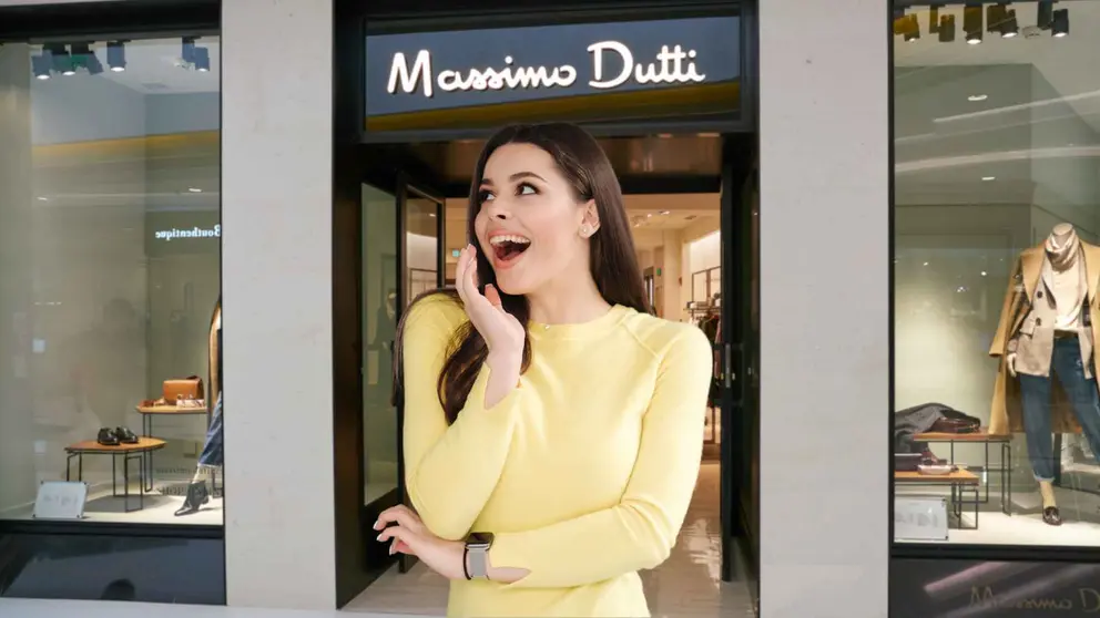 Una mujer frente a una tienda de Massimo Dutti