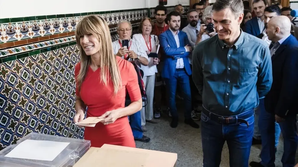 Bego&ntilde;a G&oacute;mez vota junto a Pedro S&aacute;nchez en las elecciones generales de julio de 2023