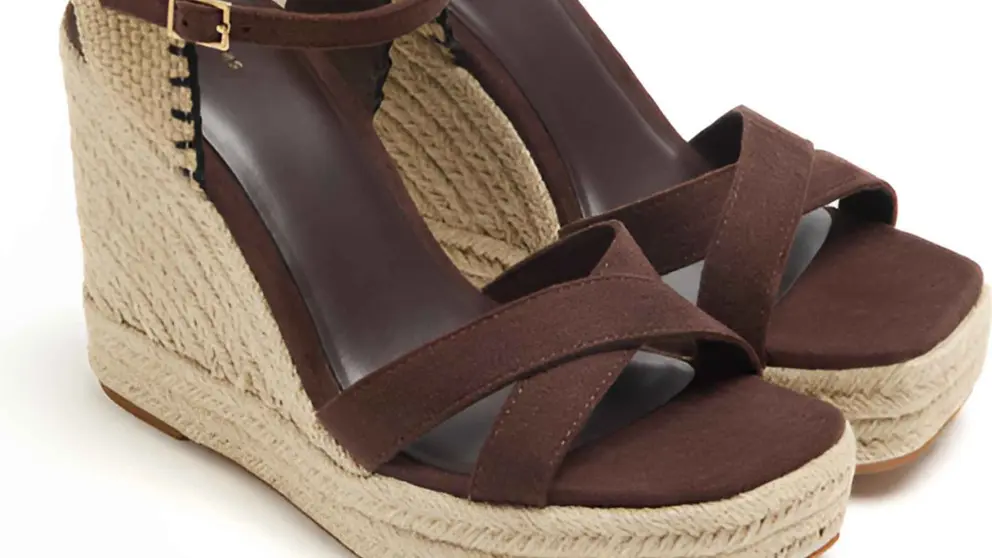 Sandalia de cu&ntilde;a con plataforma de Lefties