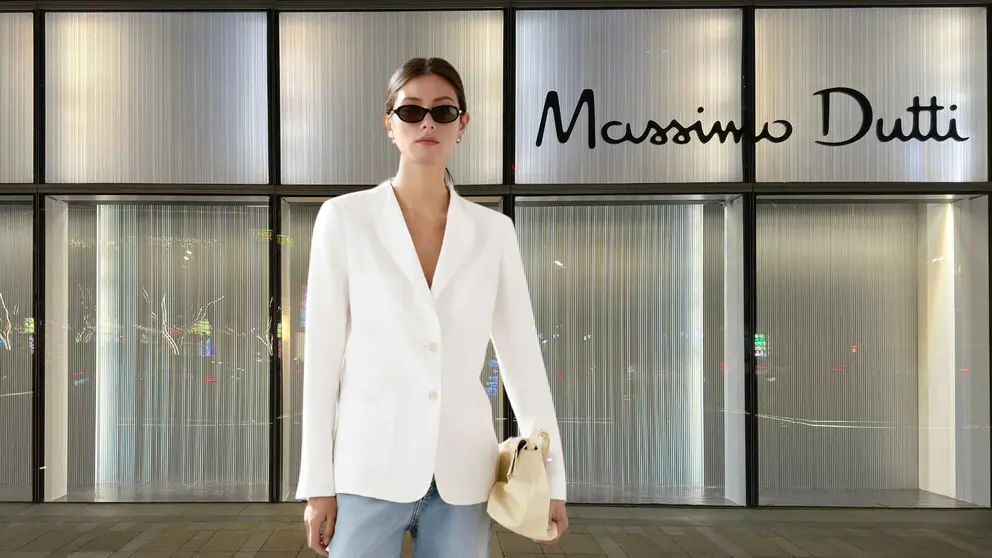 Una mujer a la moda con ropa de Massimo Dutti