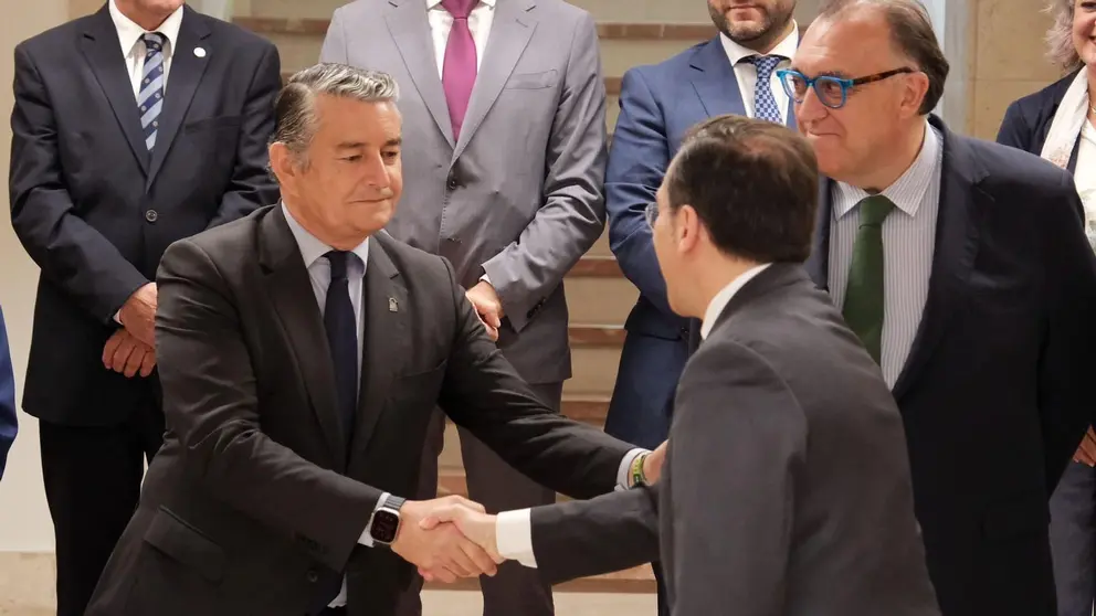 Antonio Sanz saluda al ministro de Exteriores Jos&eacute; Manuel Albares
