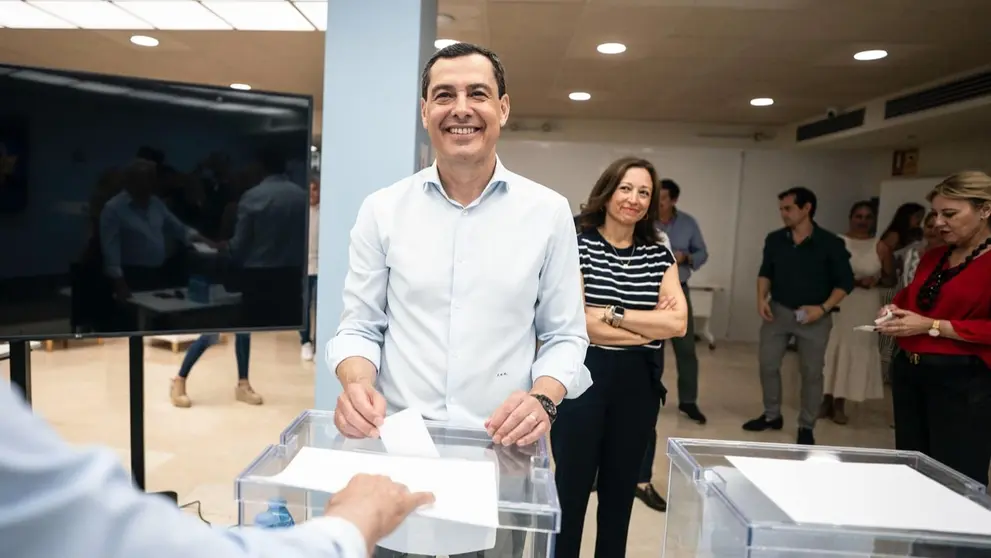 Juanma Moreno renovando su confianza en Alberto N&uacute;&ntilde;ez Feij&oacute;o