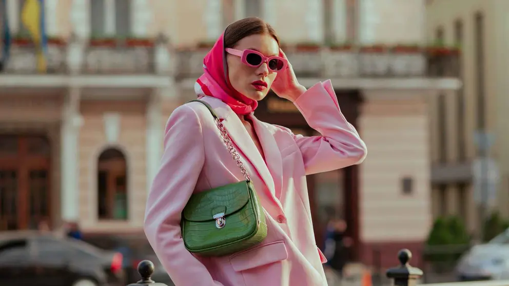 Una mujer a la moda con prendas de Amazon