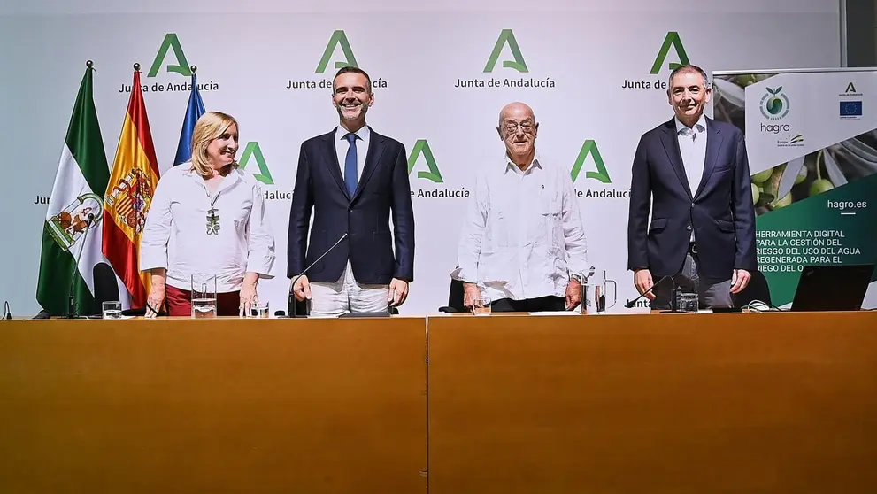 Ram&oacute;n Fern&aacute;ndez-Pacheco en el transcurso de su participaci&oacute;n en la inauguraci&oacute;n en Sevilla de unas jornadas organizadas por la Asociaci&oacute;n de Comunidades de Regantes de Andaluc&iacute;a | Salvador L&oacute;pez Medina