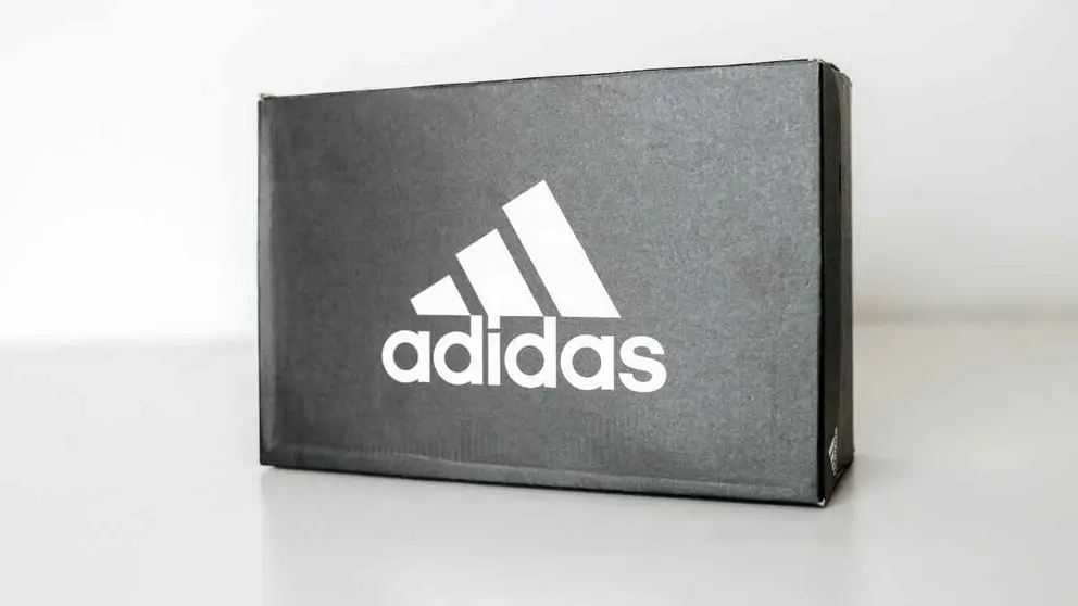 Caja de zuecos Adidas