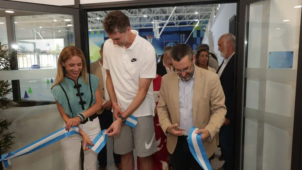 Pau Gasol, junto a la presidenta de la Diputaci&oacute;n de C&aacute;diz, Almudena Mart&iacute;nez, y el alcalde de La L&iacute;nea Juan Franco