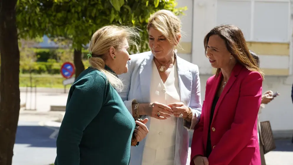 La alcaldesa de Huelva, Pilar Miranda, en el centro de la imagen (2)