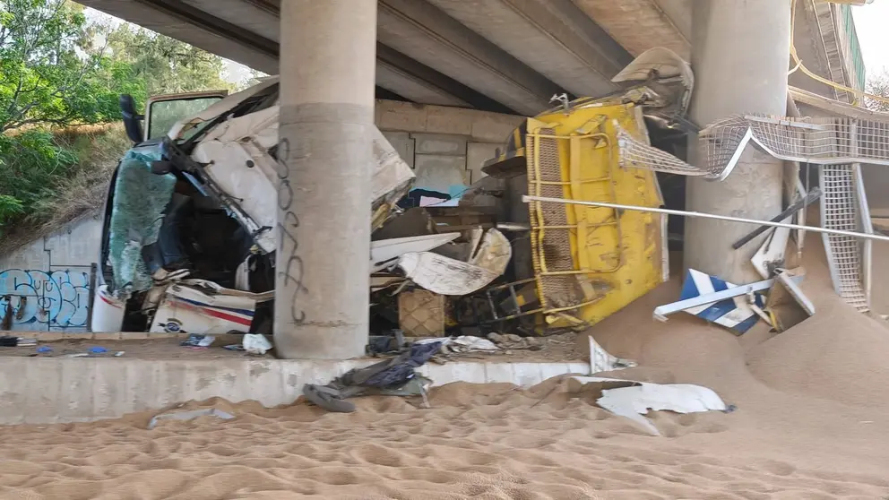 Un cami&oacute;n ha colisionado contra los pilares de un puente en la A-92 a la altura de Alcal&aacute;