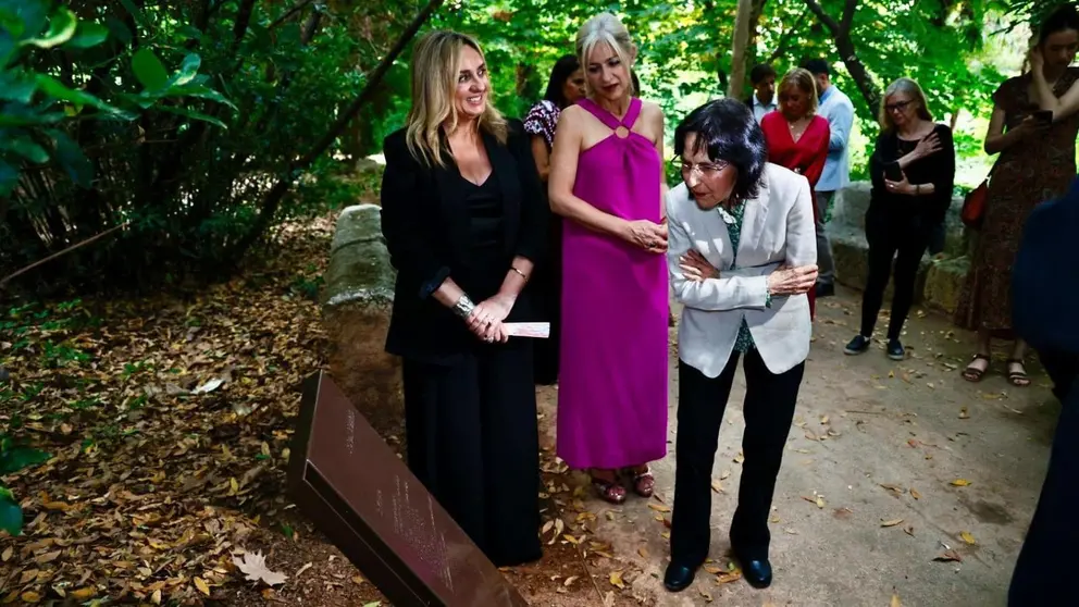 Carazo ha presidido la inauguraci&oacute;n de la placa homenaje a la ganadora del Premio Federico Garc&iacute;a Lorca