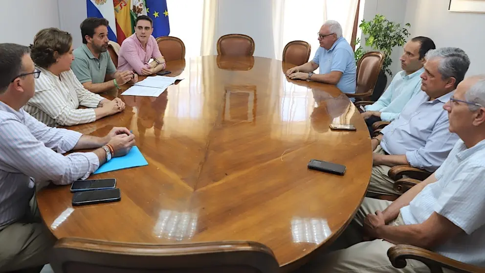 Reuni&oacute;n mantenida por Jaime Espinar y Bel&eacute;n de la Cuadra con vecinos de Divina Pastora