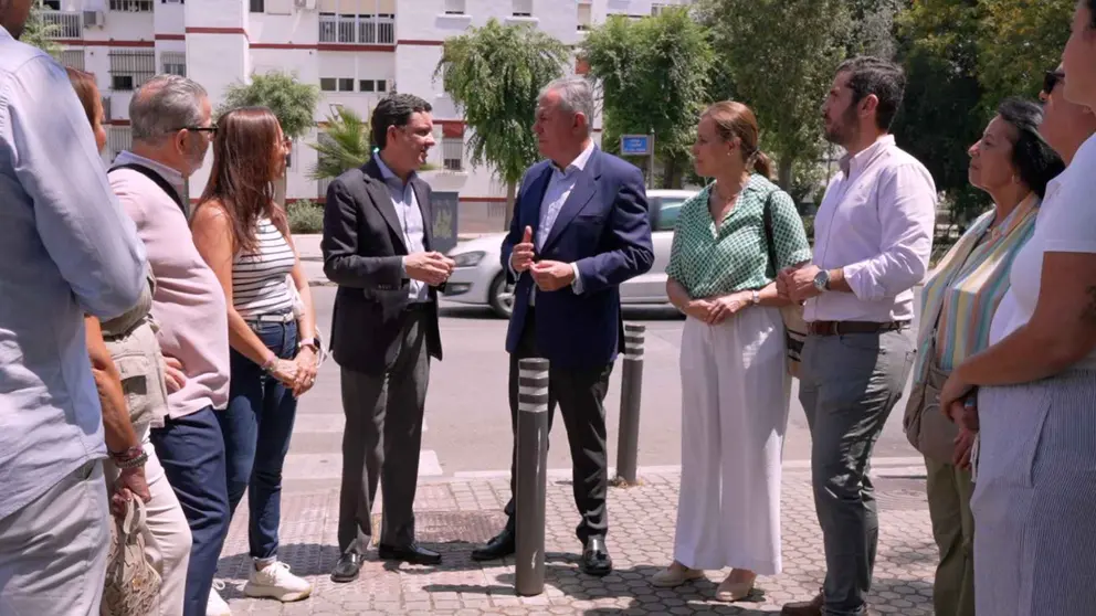 Jos&eacute; Luis Sanz visita las obras de reasfaltado en Pino Montano | Ayuntamiento de Sevilla