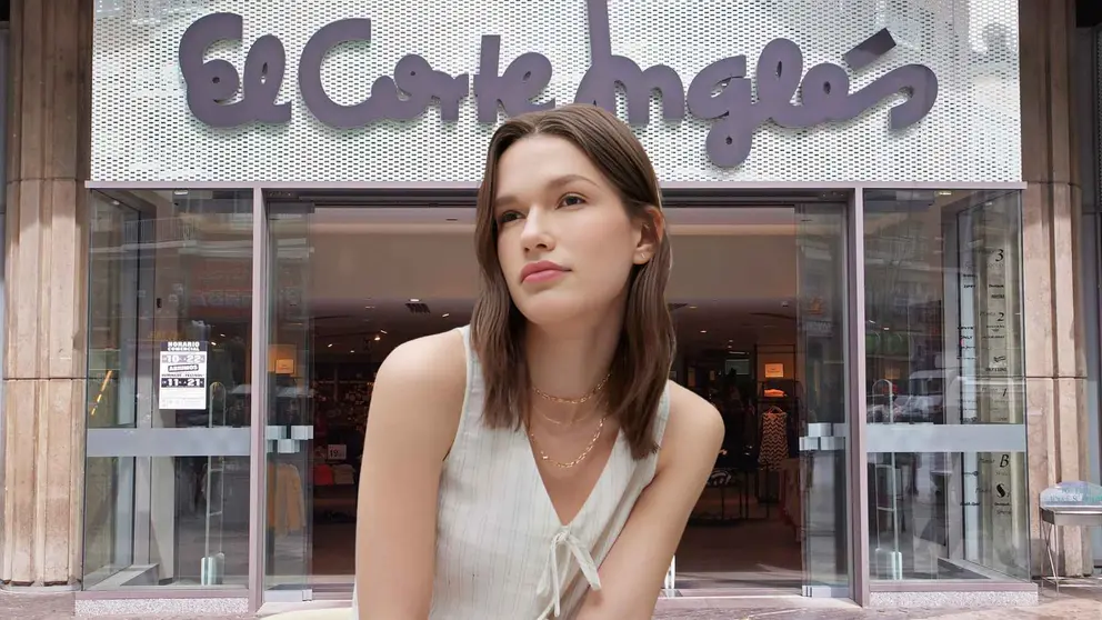 Una mujer frente a una tienda de El Corte Ingl&eacute;s