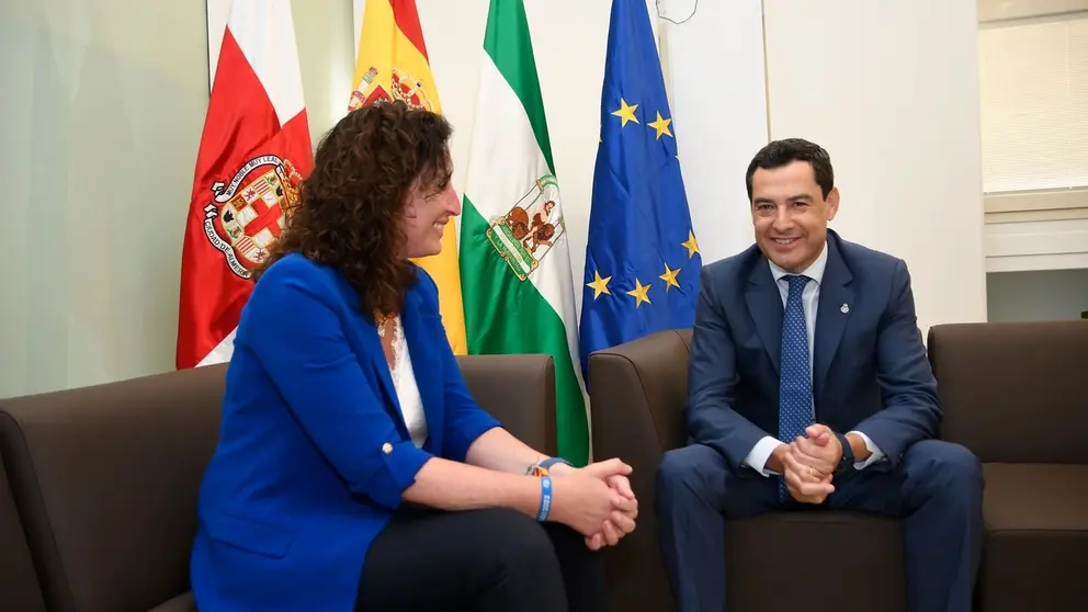 Juanma Moreno, en una imagen de archivo junto a la alcaldesa Mar&iacute;a del Mar V&aacute;zquez