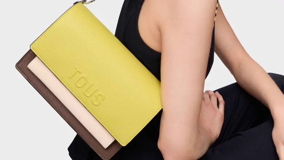 Bolso bandolera mediano con cierre de broche y solapa de Tous