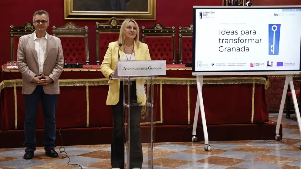 La alcaldesa de Granada, Marifr&aacute;n Carazo, en el centro de la imagen (6)