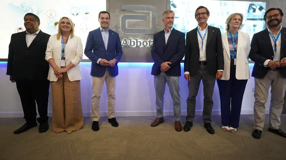 Juanma Moreno, durante su visita a los laboratorios Abbott en Granada