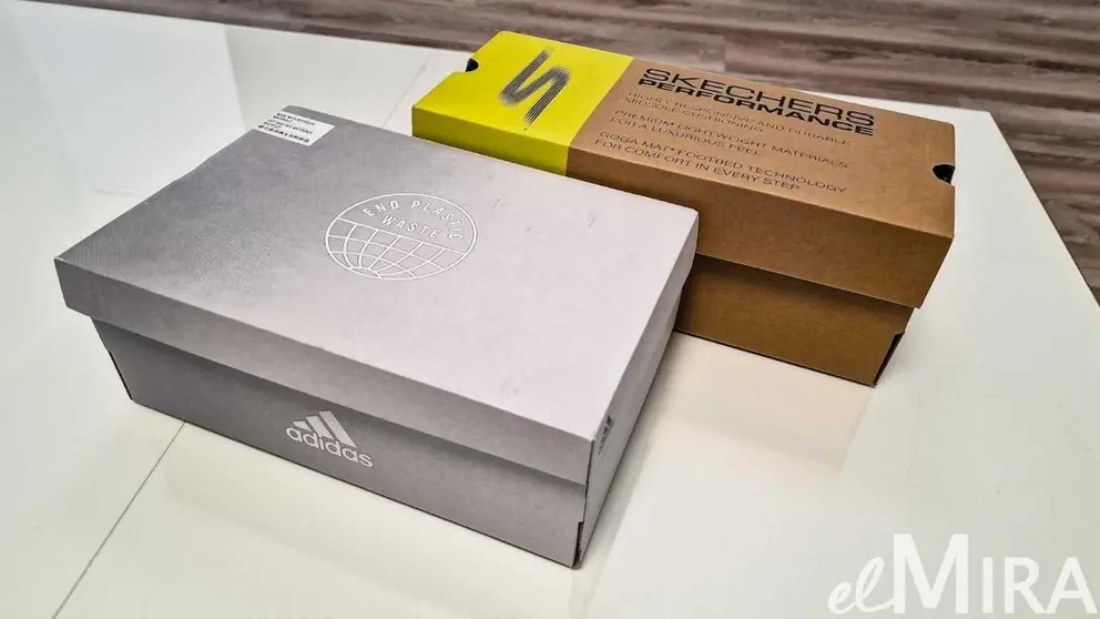 Cajas de sandalias de Adidas y Skechers