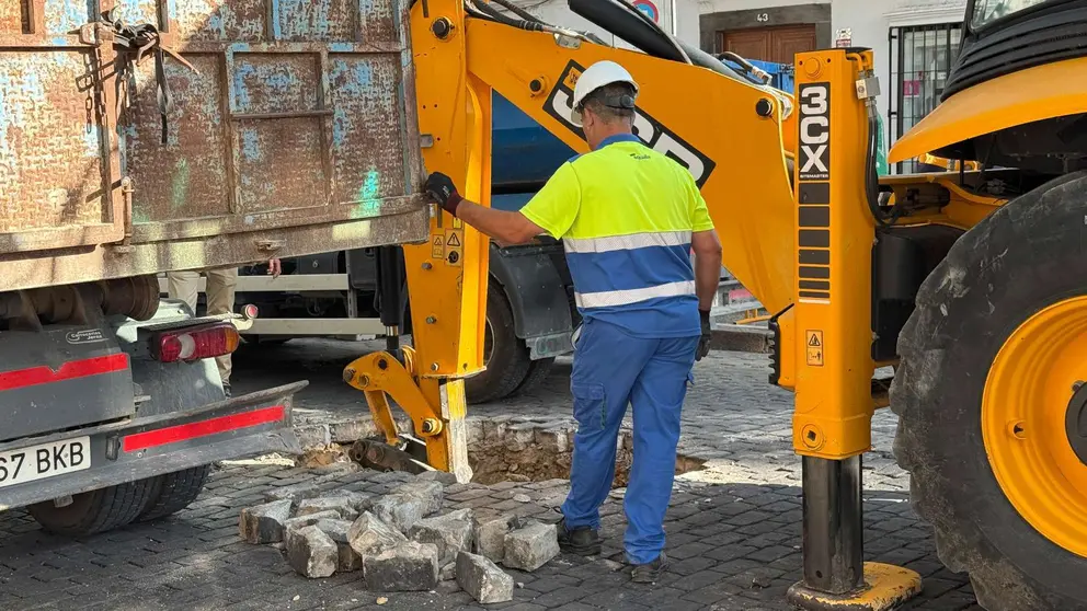 Socav&oacute;n en la calle Porvera | Cristo Garc&iacute;a