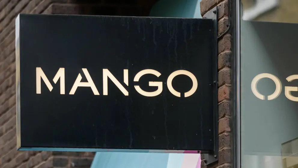 Cartel en el exterior de una tienda MANGO