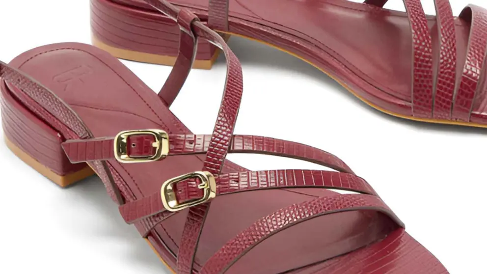 Sandalias de tac&oacute;n con grabado animal print y tiras cruzadas con hebilla de Parfois