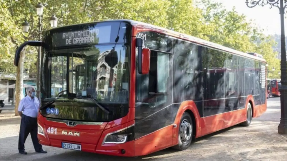 Imagen de archivo de un autob&uacute;s urbano en Granada