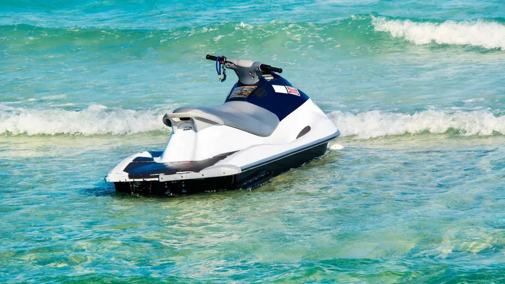 Una moto de agua en la playa