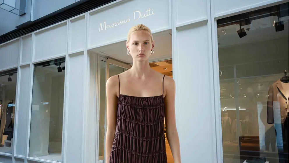 Una mujer a la moda con el vestido de Massimo Dutti