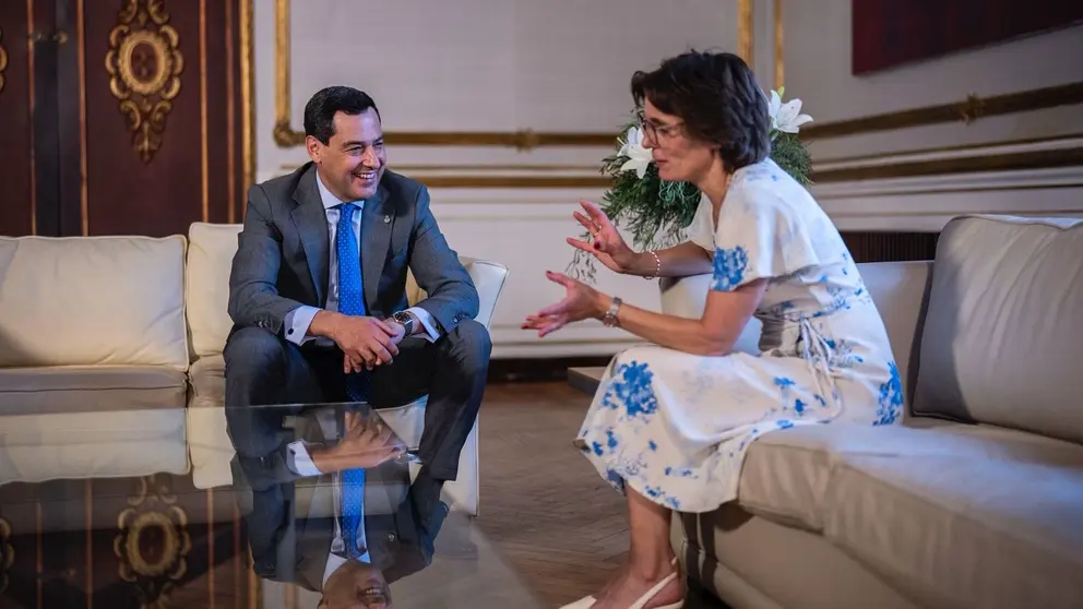 Juanma Moreno, durante su reuni&oacute;n con Jessika Roswall