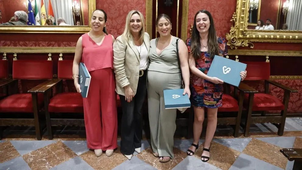 La alcaldesa, Marifr&aacute;n Carazo, durante la entrega de las llaves a los propietarios de las viviendas