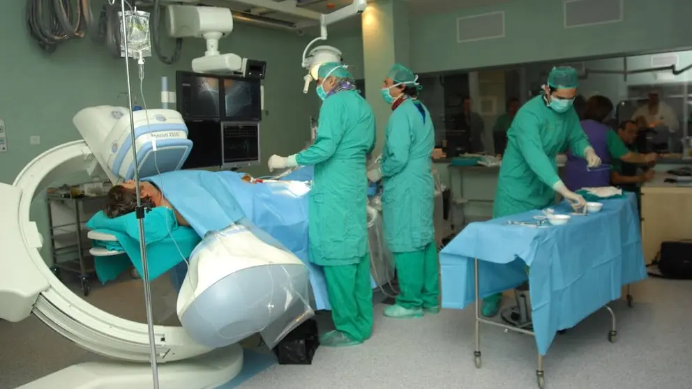 Sanitarios operando en un hospital de Huelva