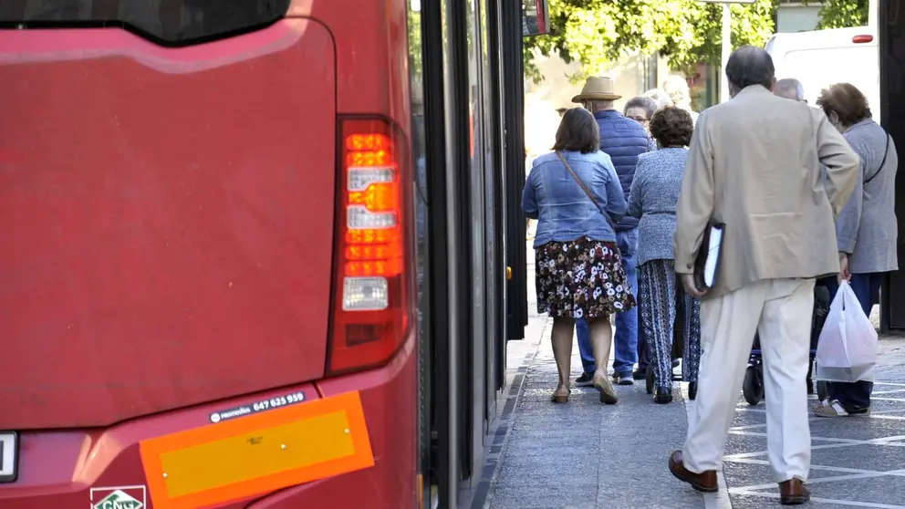 Viajeros subiendo a un autob&uacute;s en Jerez