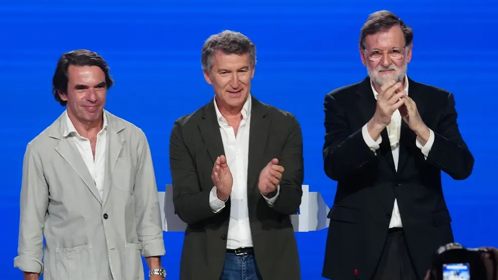 Feij&oacute;o, en el centro de la imagen, junto a Jos&eacute; Mar&iacute;a Aznar y Mariano Rajoy