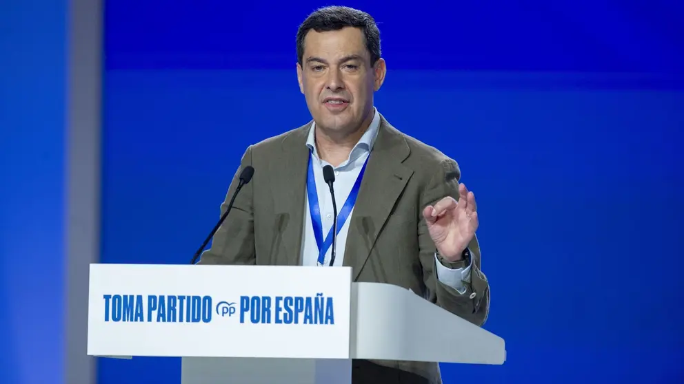 Juanma Moreno en el XXI congreso nacional extraordinario del PP