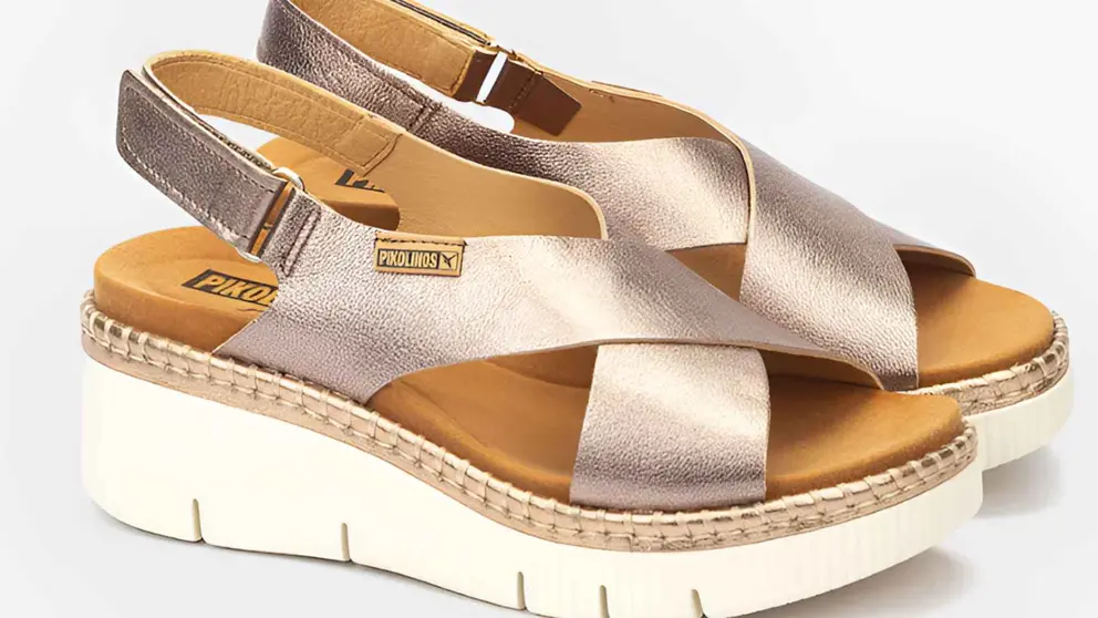 Sandalias de piel con cierre adherente en color plata de Pikolinos