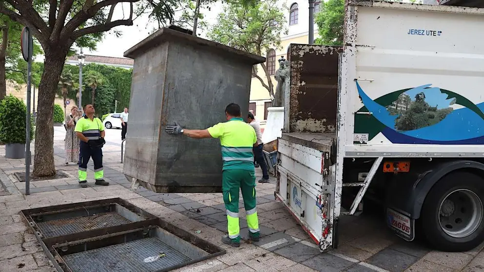 Retirada de Contenedores en la Plaza Merced