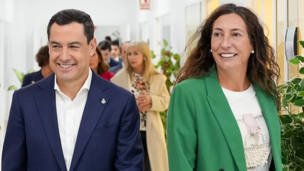 Juanma Moreno, junto a la consejera de Asuntos Sociales Loles L&oacute;pez