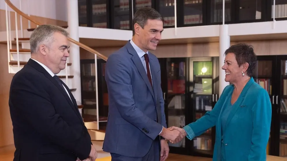 Pedro S&aacute;nchez y Santos Cerd&aacute;n, junto a la portavoz de Bildu en el Congreso Merche Aizpur&uacute;a