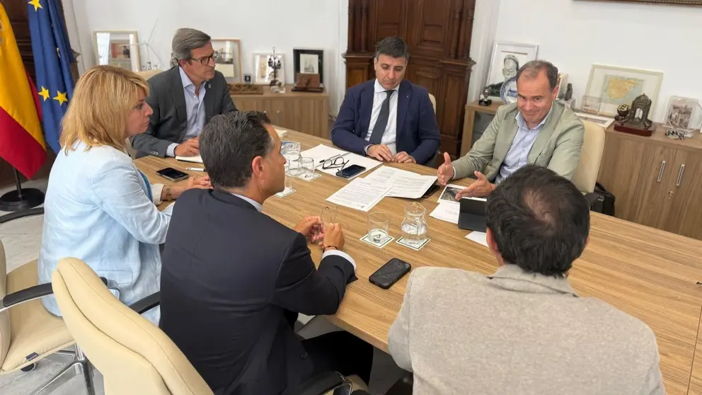 Reuni&oacute;n entre representantes de la Junta de Andaluc&iacute;a y el Ayuntamiento de Huelva
